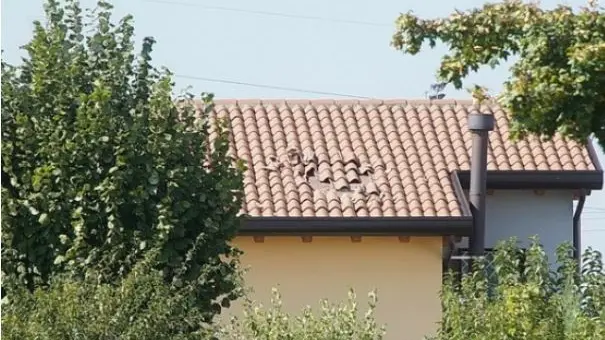 La casa della Guizza con i danni ben visibili sul tetto