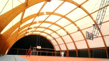 LA PALESTRA E’ ospitata da un tendone e non è ancora stata consegnata alla scuola In basso il preside Luigi Michielon