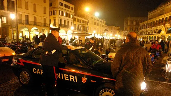 PD 17 novembre 2004 G.M. Rapina alla gioielleria Roissard in Piazza delle Erbe. (CARRAI) Rapina alla gioielleria Roissard in Piazza delle Erbe - Carrai
