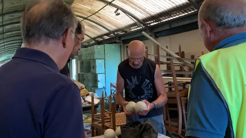 Lo smantellamento dello storico bocciodromo sotto gli occhi dei suoi costruttori, i "ragazzi" di 47 anni fa che lo hanno animato