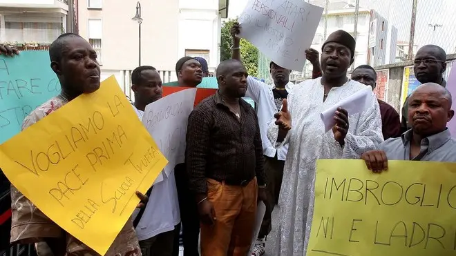 TOSATTO - DIATRIBA TRA NIGERIANI. di quelli che sono stati fuori al centro con la tunica bianca AGOSTIN CHIKWEM vice presidente e con la camicia marrone CHIEF CHRIS UGWYANYI segretario generale TOSATTO - DIATRIBA TRA NIGERIANI.