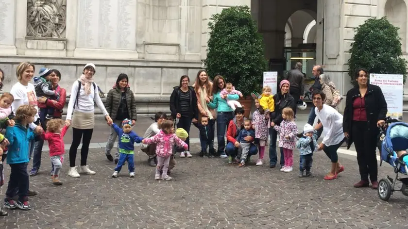 Mamme e bambini davanti a Palazzo Moroni per il girotondo