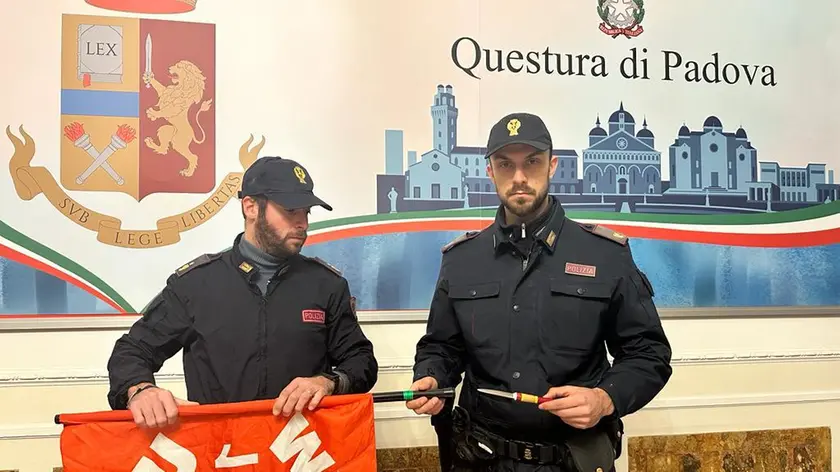 Il pugnale nascosto nell'asta portabandiera