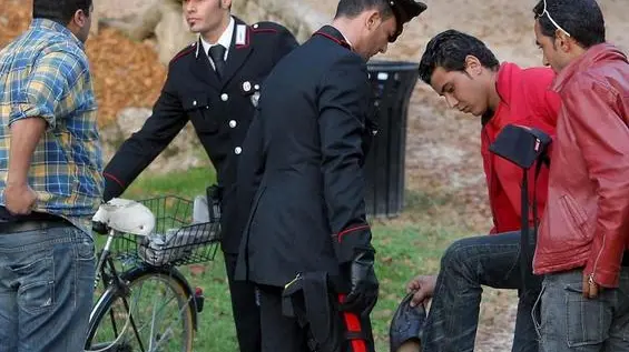 FERRO - OPERAZIONE DEI CC AI GIARDINI DELL'ARENA FERRO - OPERAZIONE DEI CC AI GIARDINI DELL'ARENA - TRAVESTITI Per agire di sorpresa i carabinieri hanno usato le pettorine arancioni degli operai del Comune Sono riusciti a fare due arresti