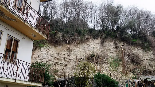Monselice, 19.02.2014 Ispezione dei geologi della Regione alle frane di via Pignara Nella foto: altra frana a ridosso del condominio al n. 42 di via Pignara osservata dai geologi ph. Zangirolami