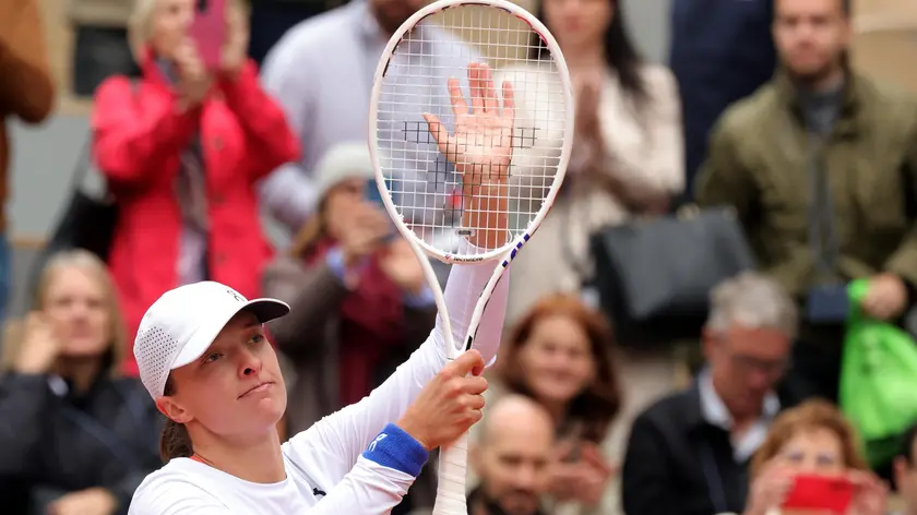 epa11385216 Iga Swiatek of Poland reacts after winning her Women's Singles 4th round match against Anastasia Potapova of Russia during the French Open Grand Slam tennis tournament at Roland Garros in Paris, France, 02 June 2024. EPA/TERESA SUAREZ
