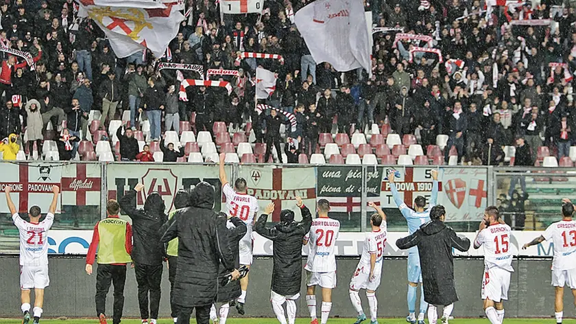 La squadra del Padova sotto la curva Fattori dopo il successo di sabato 17 febbraio