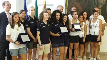 LE TARGHE. Qui accanto le giocatrici del Cus che hanno conquistato la A/1 e che ora dovranno rinunciare alla promozione. A destra le ragazze premiate ieri mattina dall’assessore Zampieri