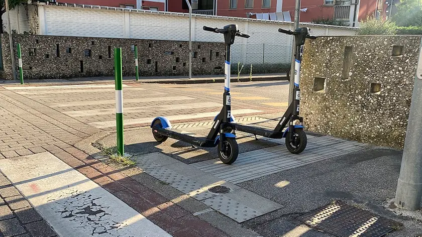 Monopattini elettrici lasciati in zona vietata a Padova