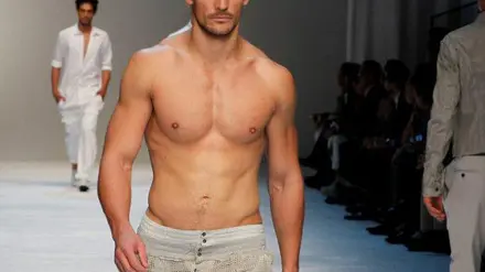 Molto bello e molto maschio, David Gandy ha sfilato oggi a torso nudo per Dolce e Gabbana, che non solo lo hanno lanciato nel 2007 come testimonial del loro profumo Light Blue Pour Homme, facendolo diventare uno dei modelli più noti al mondo, ma ora lo celebrano anche con un libro fotografico edito da Rizzoli, 'David Gandy by Dolce e Gabbana', che sarà presentato questa sera con un party nella loro boutique per uomo a Milano. ANSA/US-DOLCE&GABBANA- HO - EDITORIAL USE ONLY