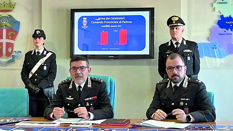 Il colonnello Gaetano La Rocca e il comandante dei carabinieri di Este Vito Franchini presentano il calendario