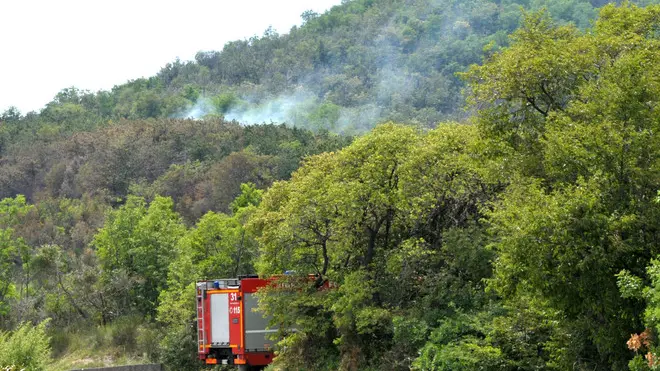 Baone, 20 Giu 12 Nuovo incendio tra Baone e V.s. Giorgio, in via Vallesana. Nella foto: il fumo indica il punto dove si sono sviluppate le fiamme Ph. Zangirolami