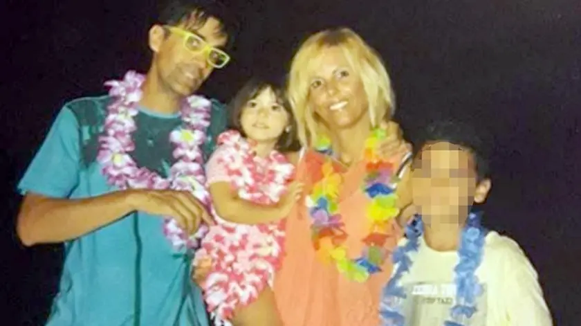 Marco e Francesca, i genitori della piccola Sofia, la bambina morta di malaria a Brescia, in una foto tratta dal profilo facebook della madre. +++ATTENZIONE LA FOTO NON PUO' ESSERE PUBBLICATA O RIPRODOTTA SENZA L'AUTORIZZAZIONE DELLA FONTE DI ORIGINE CUI SI RINVIA+++