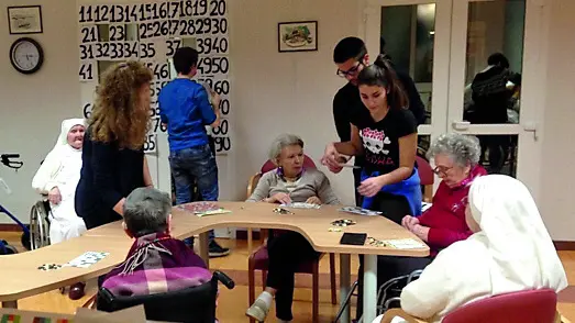 Volontari in una struttura per anziani