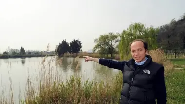 L’AREA. Alessandro Sgaravatti indica la zona di Lispida dove dovrebbe sorgere il campeggio