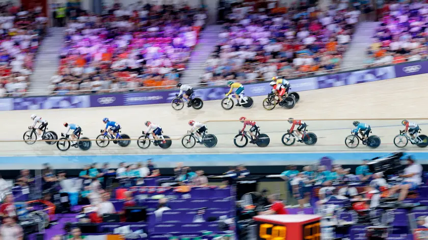 epa11545266 Riders compete in the Women's Omnium, Points Race 4/4 of the Track Cycling competitions in the Paris 2024 Olympic Games, at Saint-Quentin-en-Yvelines Velodrome in Saint-Quentin-en-Yvelines, France, 11 August 2024. EPA/ERIK S. LESSER