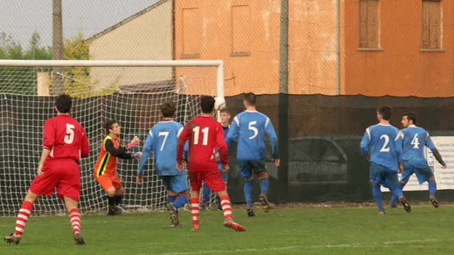 Baron incontro di calcio Campodarsego (maglia celeste)-Loreggia, nella foto azione sotto porta del Campodarsego