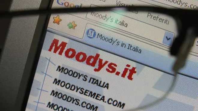 L'home page del sito italiano dell'agenzia di rating Moody's. Moody's ha deciso oggi di tagliare di due scalini il rating sui titoli di Stato italiani, portandoli a Baa2 da A3, mantenendo un outlook negativo. In Italia "anche il clima politico, specialmente con l'avvicinarsi del voto della prossima primavera, è fonte di un aumento dei rischi", afferma Moody's, spiegando che il taglio del rating dei bond italiani è dovuto anche a un deterioramento della situazione dell'economia, nonostante le misure e le riforme positive decise dal governo. ANSA/ MATTEO BAZZI