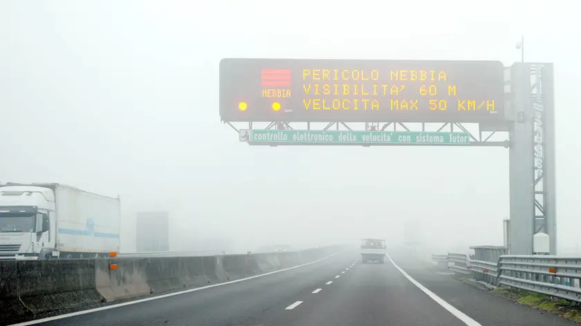 Carrai Nebbia killer tra Ingresso tangenziale di Padova e casello autostradale di Monselice. Nella foto: 3 Km prima di Terme Euganee Nebbia tra la tangenziale di Padova ed il casello di Monselice