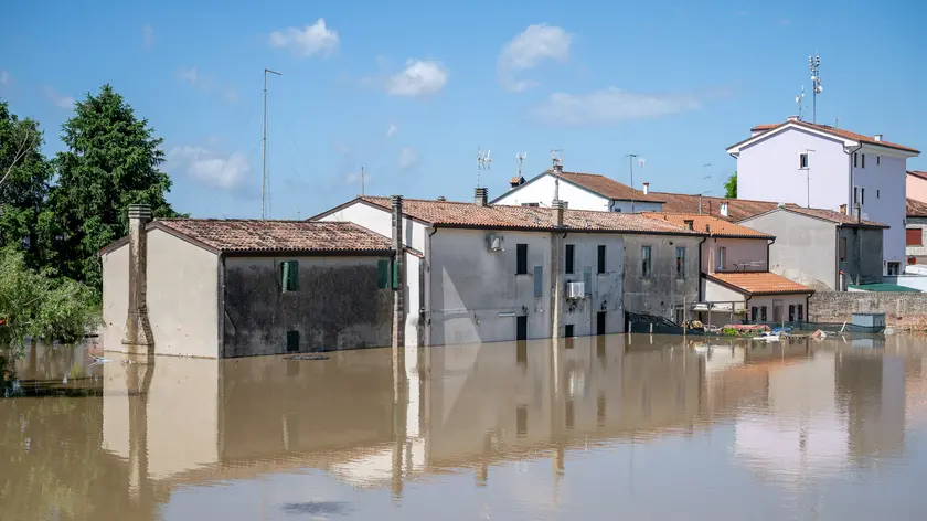 Case sommerse nella zona della Ponta a Bovolenta nei giorni scorsi (foto Zangirolami)