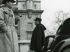 Una foto del 1951 che ritrae lo scrittore belga George Simenon davanti al 36 quai des Orfevres, dove Maigret svolgeva le sue indagini, apre la mostra che ripercorre la vita leggendaria del padre del commissario Maigret a Lucs-sur-Boulogne, in Vandea, nell'ovest della Francia. UFFICIO STAMPA/COLLECTION JOHN SIMENON/PAUL BUISSON +++EDITORIAL USE ONLY - NO SALES - NO ARCHIVE+++