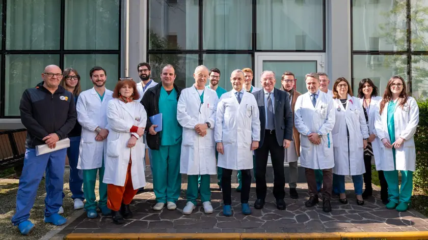Il professor Umberto Cillo al centro accanto al direttore generale dell'Azienda Ospedale Università Giuseppe dal Ben, con la sua equipe