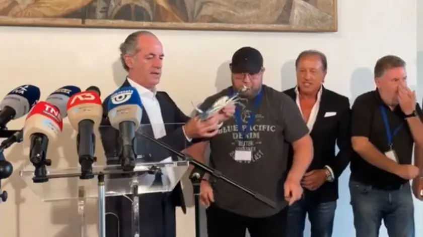 Zaia mostra in granchio blu in conferenza stampa