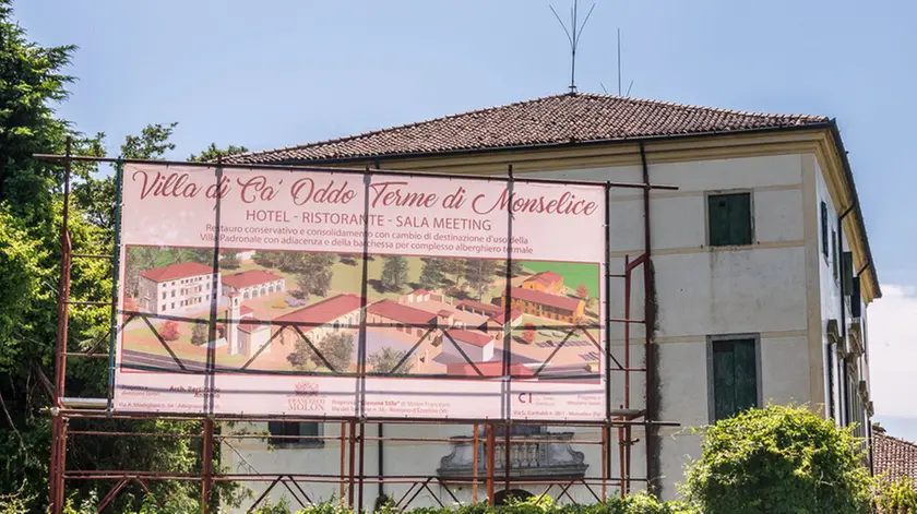 Monselice (PD), 1 giugno 2019. Cartello con dicitura "Terme di Monselice" a Villa Oddo. Nella foto: i due cartelli che danno sulla Provinciale.