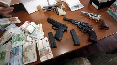PISTOLE E CONTANTE Le armi e il denaro sequestrati alla banda