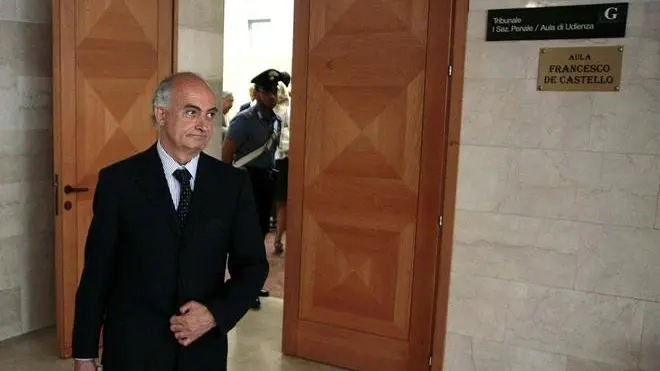 FERRO - PROCESSO ARTIBANI WALTER. FERRO - PROCESSO ARTIBANI WALTER. - WALTER ARTIBANI. Il primario di Urologia esce dall'aula del tribunale dopo la lettura della sentenza di condanna