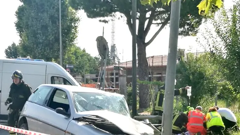 La lancia Ypsilon dopo lo schianto e i soccorsi alla donna ferita.