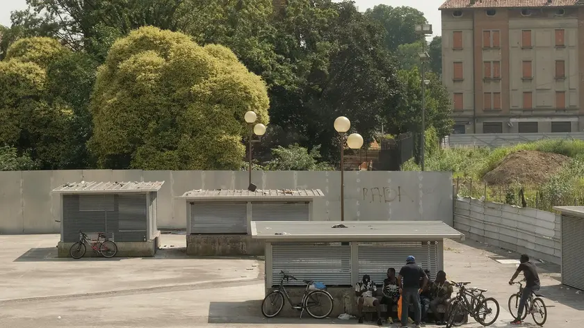 Un’immagine di piazza Salvemini, con i bivacchi di sbandati che occupano gli spazi