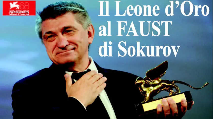 A sinistra Michael Fassbender Coppa Volpi come migliore attore per «Shame» di Steve McQueen A destra la cerimonia di premiazione
