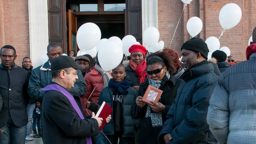 conselve 07/02/2015 funerle della piccola fancisca Chiamaka Ezenwachime, morta nel sonno nella foto : l'uscita dalla chiesa della salma, con i genitori e pallocini bianchi portati dai compagni di classe ph zangirolami