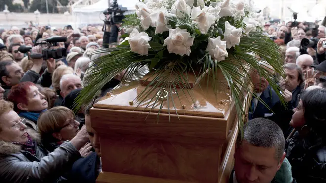 12/01/2012 Roma, funerali dell'attirce Mariangela Melato in Piazza del Popolo. Nella foto l'ingresso della bara