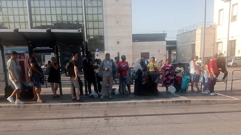 L'attesa dei mezzi in stazione