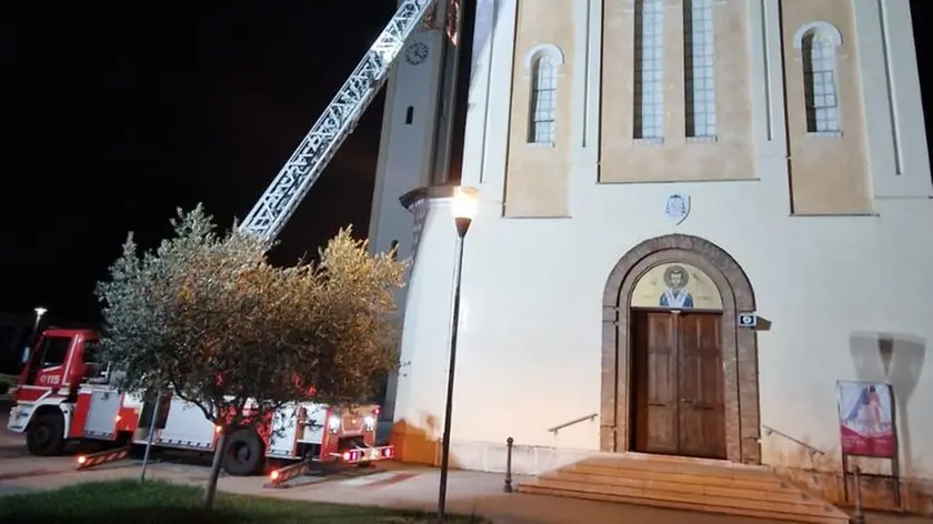 L'intervento dei vigili del fuoco sulla chiesa di Pionca