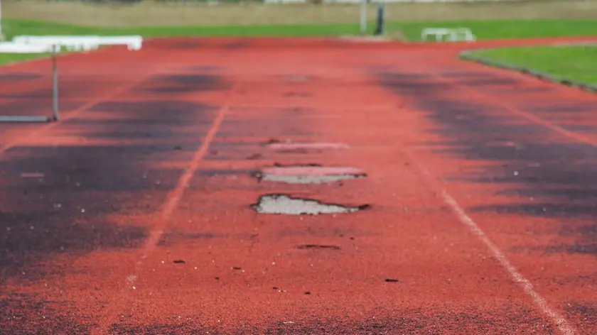 Este, 22 settembre 2017. Degrado pista atletica dello stadio. Nella foto: la pista impraticabile.