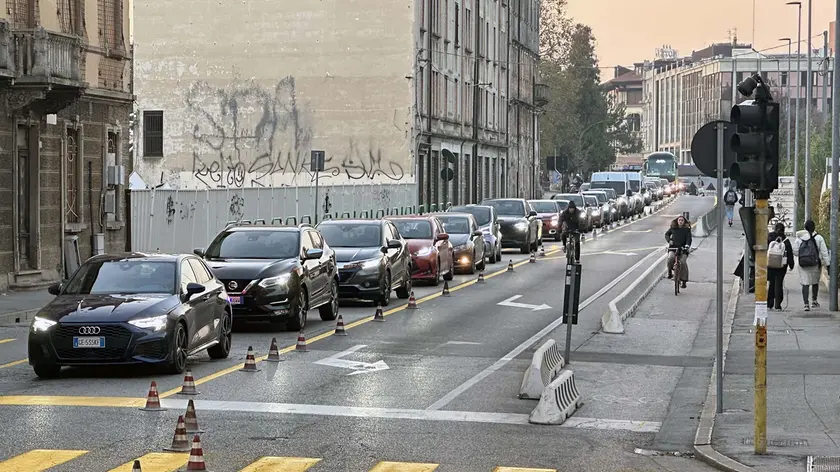 E' scattata la chiusura totale al traffico di via Gozzi per consentire i lavori della nuova linea del tram