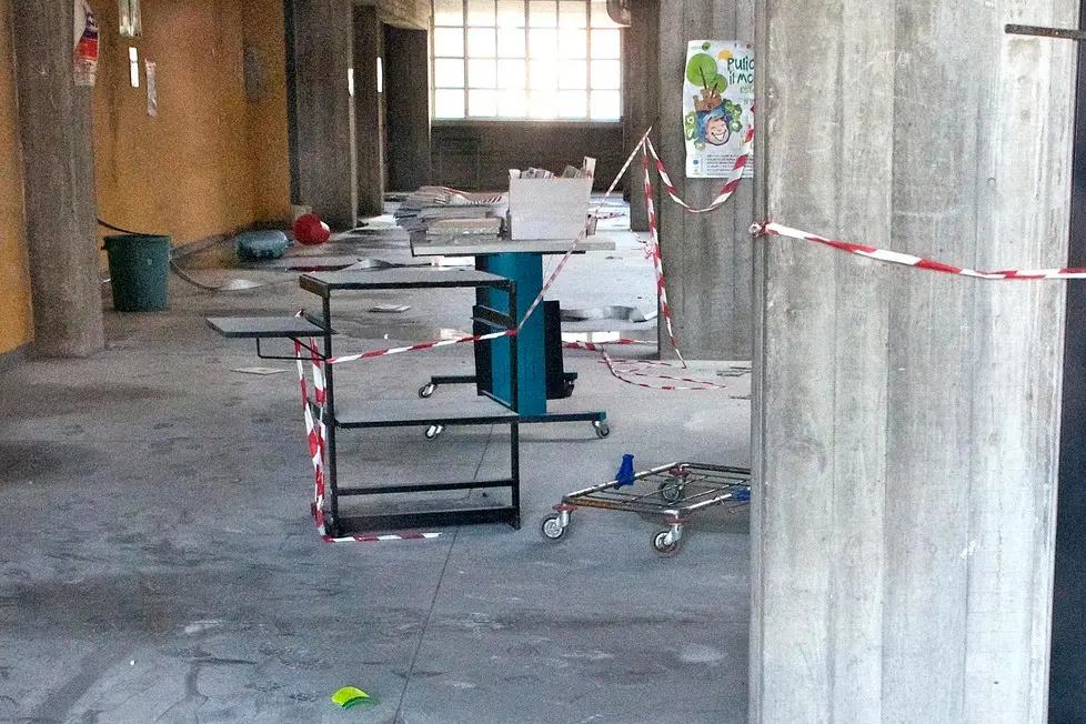Este 07/03/2015 vandali all'interno della scuola ZANCHI nella foto : gli atti di vandalismo ph zangirolami