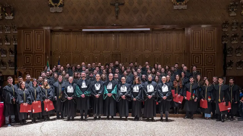 Foto di gruppo in Aula Magna dopo la consegna dei primi diplomi