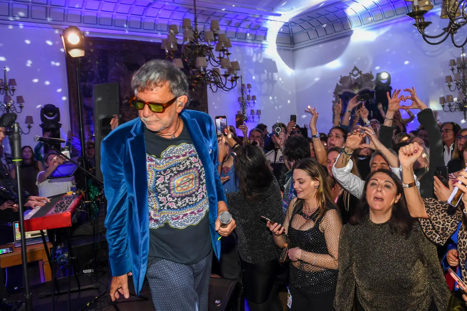 Nel fotoservizio di Riccardo Frezza, la festa anni Ottanta all'Hotel de la Poste di Cortina d'Ampezzo. Qualche nome? Alan Sorrenti, Sandy Marton, Patrizia Pellegrino e Samantha De Grenet, Claudio Cecchetto, Alberto Camerini. Li riconoscete ancora?