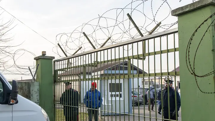 Bagnoli di Sopra (PD), 01.12.2016 Bliz Interforze a centro profughi nella ex caserma di Bagnoli. Nella foto: i Carabinieri controllano ogni veicolo e persona che entra nella base, ispezionando anche l'interno del mezzo.