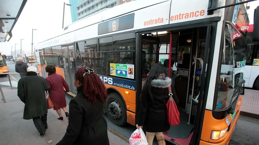 MARIAN - INTERVISTE FERMATE BUS IN STAZIONE.