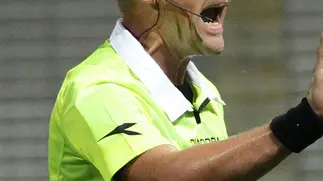L'arbitro Daniele Orsato di Schio durante la partita di Serie A, Parma-Roma, allo stadio Tardini di Parma, oggi 25 settembre 2011.ANSA/BARACCHI