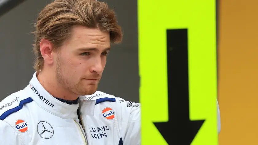 epa11489480 Williams driver Logan Sargeant of USA walks through the pitlane during the qualifying for the Formula One Hungarian Grand Prix at the Hungaroring circuit, in Mogyorod, near Budapest, 20 July 2024. EPA/MARTIN DIVISEK / POOL