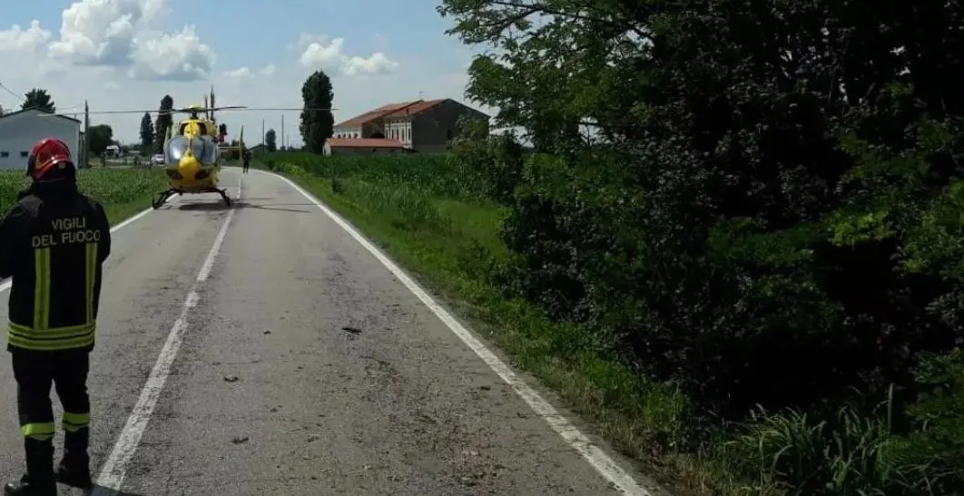 L'elisoccorso di Mantova, atterrato sul luogo dell'incidente