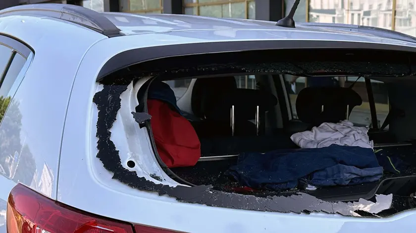 Lunotto di un'auto sfondato dalla grandine nel Padovano