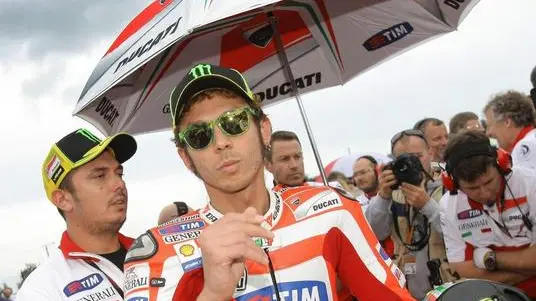 epa03370453 Italy's Valentino Rossi of Ducati team is seen before the Moto GP race at the Czech Republic Motorcycling Grand Prix on the Masaryk circuit in Brno, Czech Republic, 26 August 2012. EPA/-