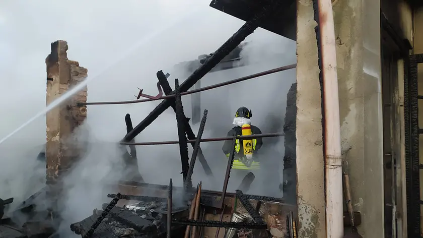 vigili del fuoco al lavoro nel laboratorio di falegnamarie di Treponti di Teolo (Foto Piran)